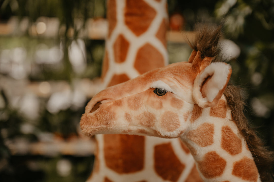 Wild &amp; Soft Stehende Giraffe aus Plüsch - Verschiedene Größen