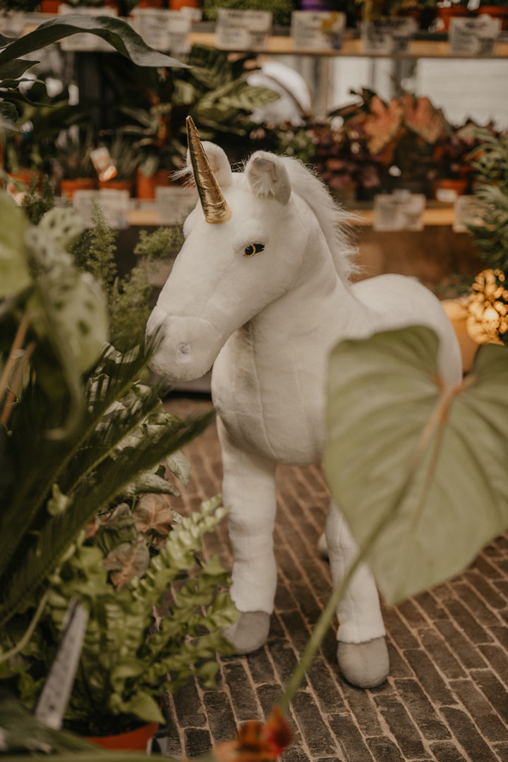 Licorne en peluche sauvage et douce debout