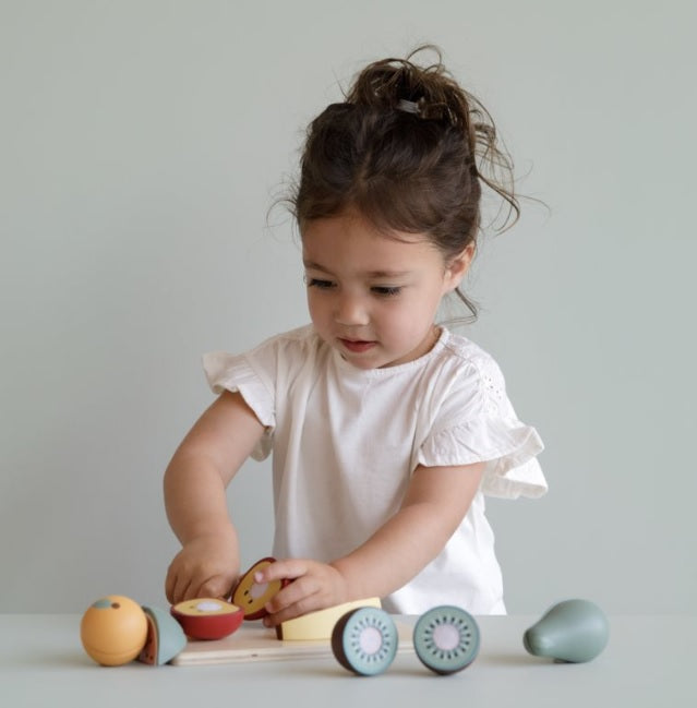 Little Dutch Cutting Fruit