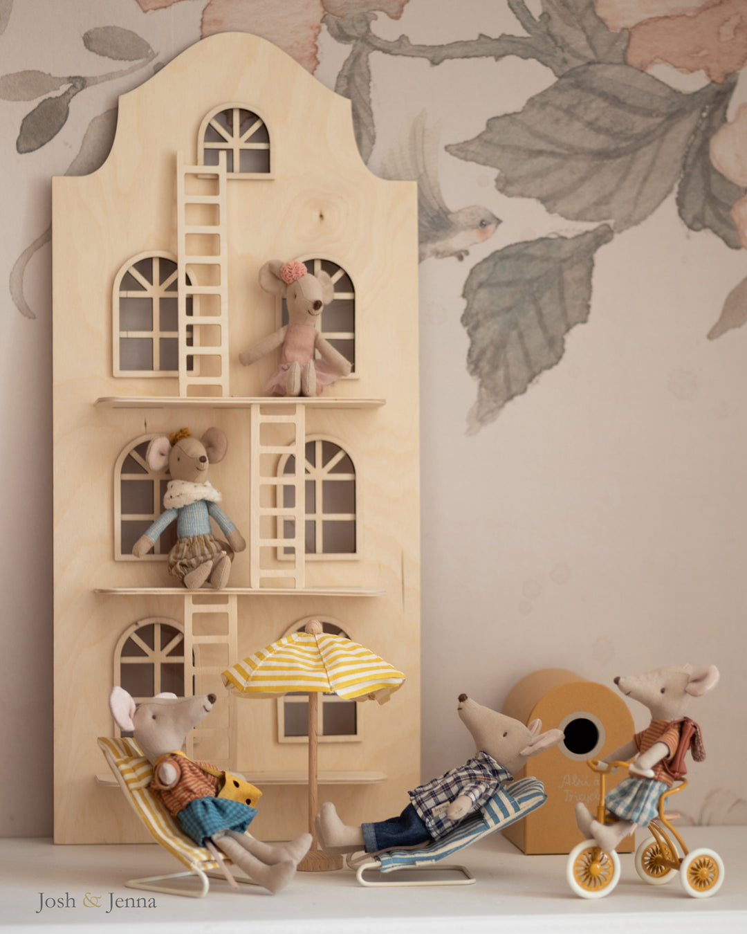 Luna Doll House Shelf