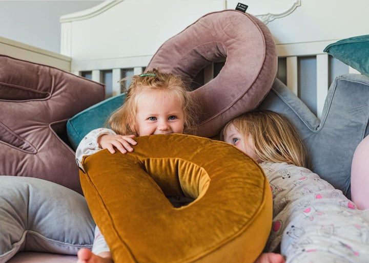 Coussin en velours avec lettre Z (différentes couleurs)